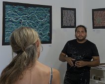 Hart répondant à une visiteuse  Le dot painting  a une double fonction : esthétique et rituelle. Le pointillisme permet de saturer l’espace total de la toile, remplissant les creux et les espaces vides, densifiant le décor en créant un fond neigeux, très serré. Ce traitement permet de récréer et d’incarner les paysages, la géologie et la végétation. Les fonds sont de couleurs variées, signifiant et incarnant un type de paysage (dunes, rochers) ou une végétation particulière. La couche sous-jacente, souvent noire, transparaît entre les motifs. Cela crée un effet de volume  (Source : Le blog de la galerie Arts d'Australie • Stéphane Jacob, Paris)