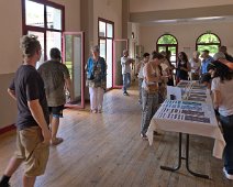 Présentation des tirés à part des peintures Dot Painting dans une salle de la mairie