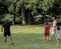 Initiation au jet du boomerang  Un boomerang est un outil construit avec des profils porteurs lui permettant de revenir, en tournant sur lui-même, vers le lanceur. L'impulsion initiale et les forces exercées sur les pales au cours de leur rotation, notamment la force et la direction du vent, déterminent la forme de la trajectoire.  La forme originale, et la plus connue pour avoir été inventée comme arme de chasse par les aborigènes d'Australie, comporte deux pales et est à l'origine conçue pour un lancer droit. Les boomerangs modernes peuvent présenter trois voire plus de pales et sont utilisés pour le loisir ou comme activité sportive, éventuellement dans le cadre de compétitions nationales et internationales ( source : Wikipedia)