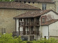 Maison avec balcons à l'espagnole