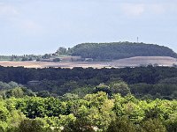Tertre d'érosion dans l'ancienne mer du campanien  Une mer recoucrait la vallée actuelle au Campanien. Le retrait de la mer a laissé le site à la merci de l'érosion. Une zone à fossiles très denses et très durs a été épargné et a donné naissance à une colline.