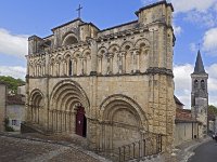 Eglise Saint-Jacques - façade de style roman  C'est la seule partie subsistant de l'église détruite pendant les guerres de religion
