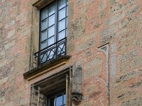 Château- détail des modifications de la façade  Le château a été souvent remanié au cours des siècles, remaniements qui se voient très bien sur la façade principale