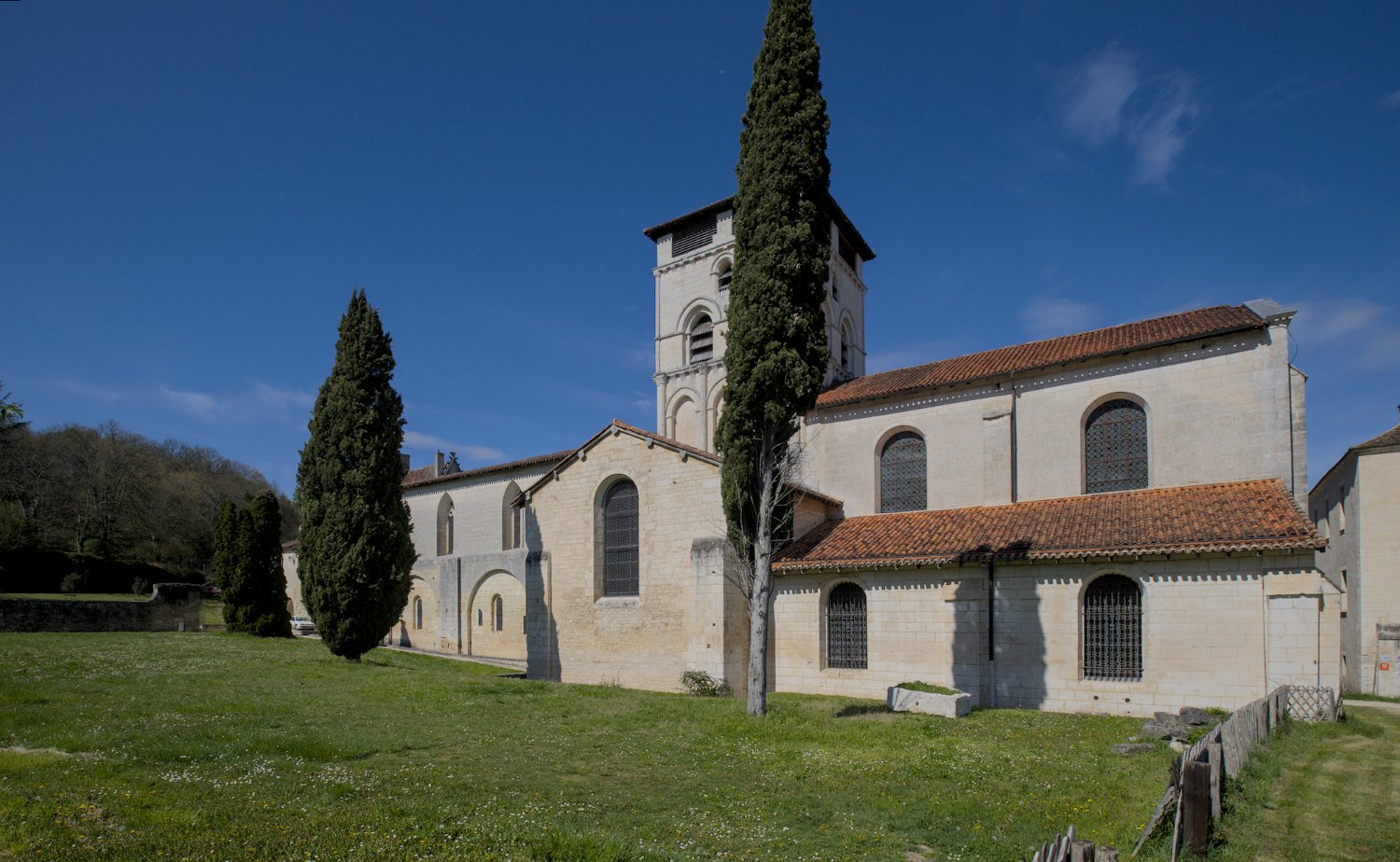 L'église abbatiale vue du parc