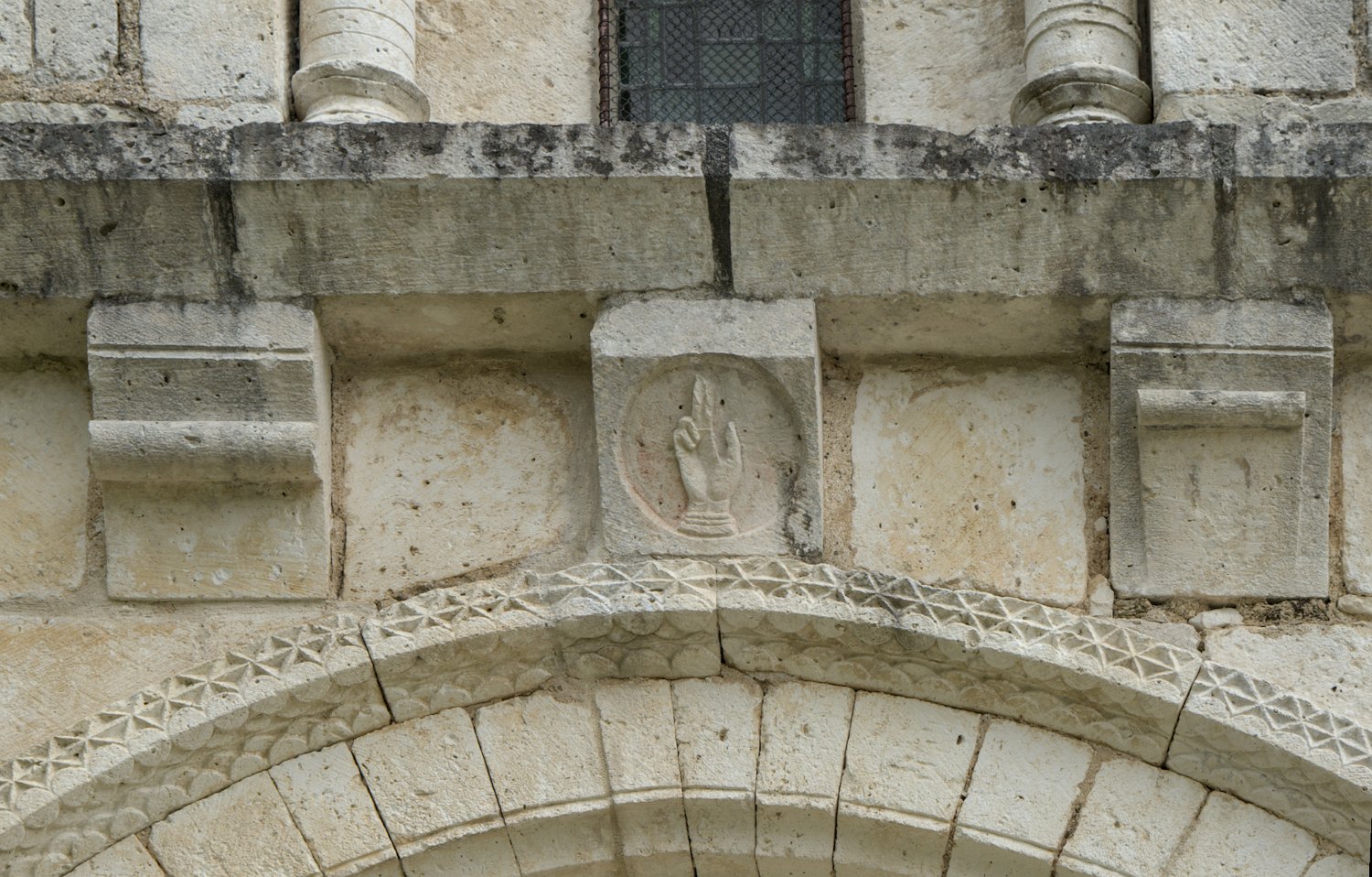 La chapelle - détail du fronton du porche