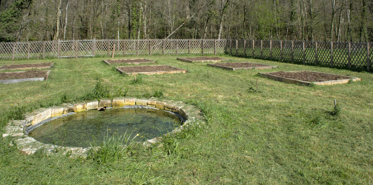 Jardin médiéval - bassin central alimenté par la source «fons canclellatus»