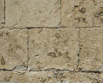 La chapelle - marques lapidaires de ouvriers tacherons sur les murs extérieurs