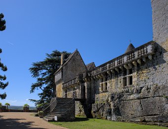 Façade d'entrée et escalier d'honneur à double révolution  L'escalier a remplacé l'ancien pont-levis