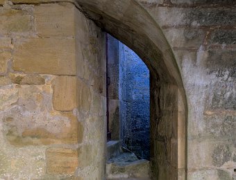 Escalier d'accès à la terrasse supérieure depuis la cour intérieure