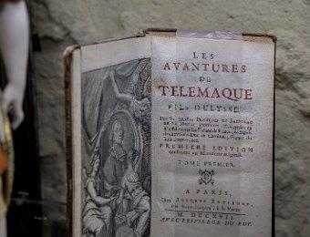 Ouvrage de Fénelon  Ecrit pour les élèves royaux, ce roman est à la fois un roman d'aventure et un traité de morale et de politique anti-absolutiste. Il  provoqua la disgrâce de Fénelon à la cour de Louis XIV, mais assura  sa célébrité.