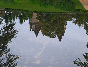 Reflet du château dans la pièce d'eau