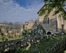 Rempart près de la maison Romane  La maison romane était la demeure de la famille d'Angoulème. Elle a été bâtie au XIème siècle sur le rempart antique