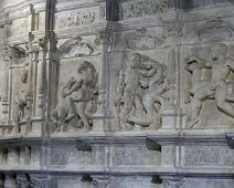 La cheminée de la grande salle - Détail des bas reliefs