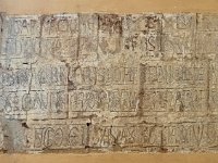 Inscription relatant le transfert des restes de Saint Avit