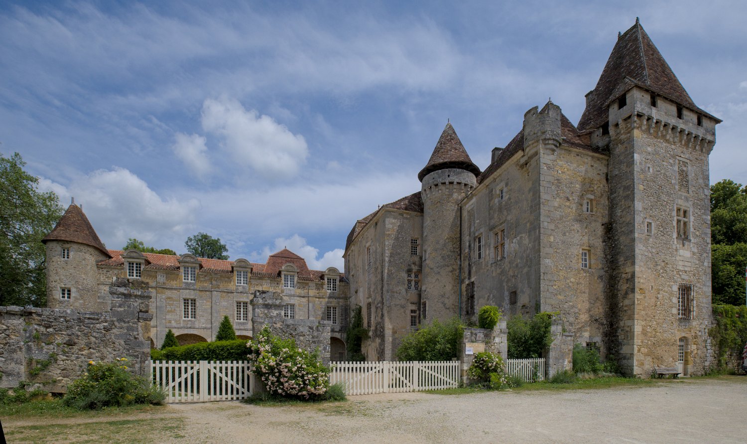 Vue d'ensemble du château de la Marthonie