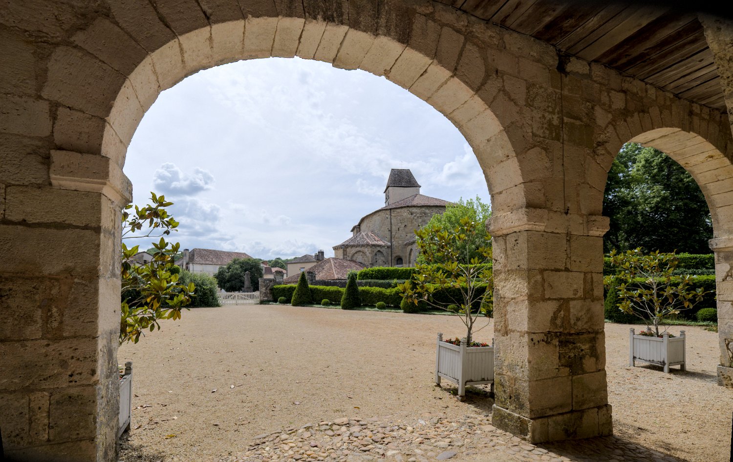 Vue sur le village et l'église depuis les arcades du château