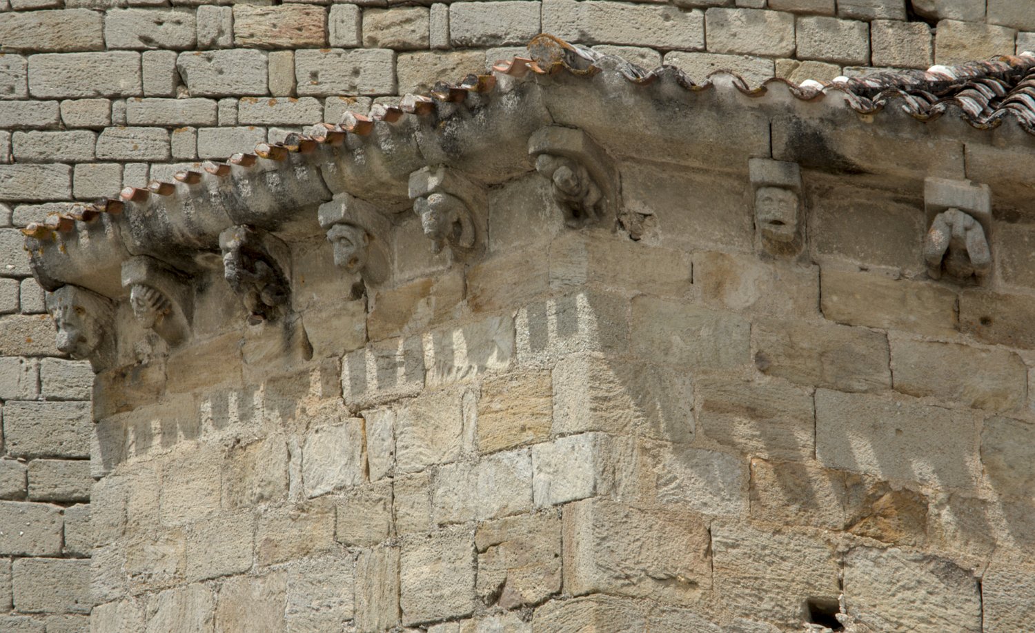 Sculpture sous le débord de toit