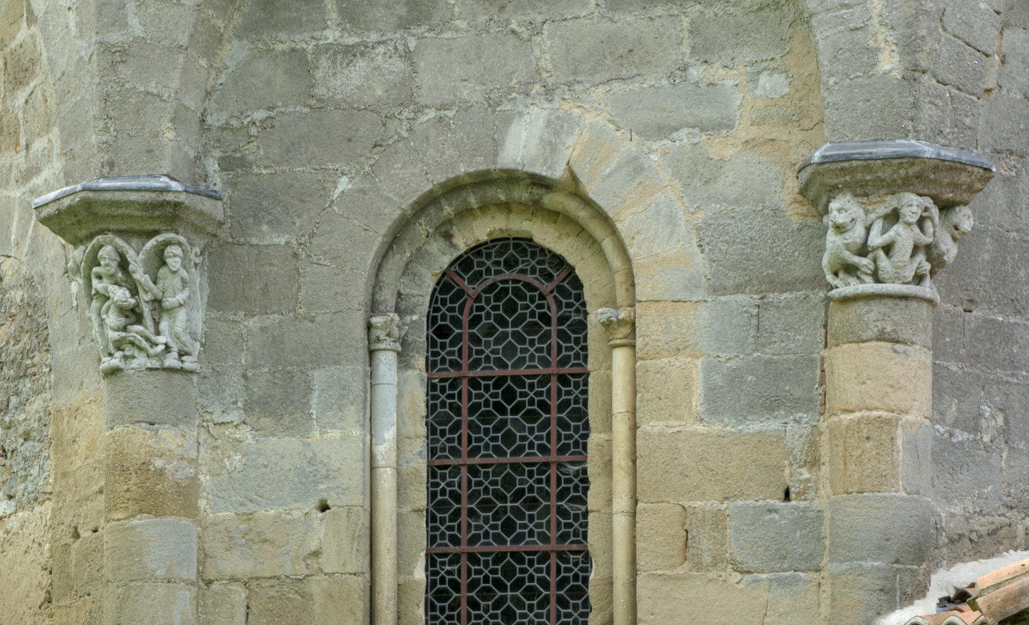 Sculptures de part et d'autre d'un vitrail