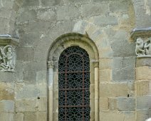 Sculptures de part et d'autre d'un vitrail