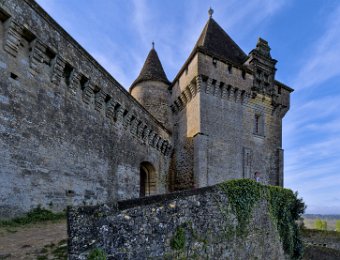 Entrée du château. A droite la tours de la conciergerie