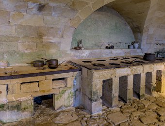 La cuisine, les potagers  Plans de cuisson construits en pierre fonctionnant avec des braises placées au niveau inférieur
