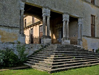 Entrée de la cour d'honneur et son arcade à péristyle