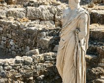 Néapolis- Asclépios, dieu de la médecine  Les fragments de l'Asclépios d'Empuries ont été trouvés en 1909. Ils ont été unis afin de former une statue d'un dieu barbu qui a été identifié comme Asclépios en raison d'autres pièces représentant un serpent qui ont été trouvées dans la même zone. Aujourd'hui, la précision de cette reconstruction est remise en cause principalement parce que la partie inférieure de la statue est en marbre pentélique tandis que la partie supérieure est en marbre de Paros. Les deux sections pouvaient appartenir à des statues différentes de la même taille.