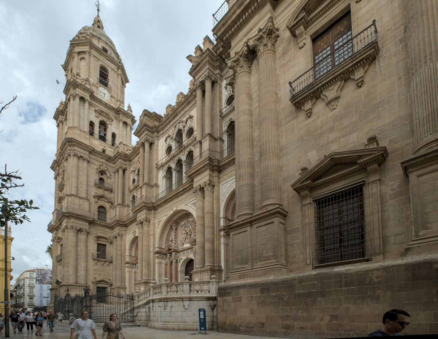 La façade principale et la tour nord