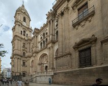 La façade principale et la tour nord  La tour nord est la seule des deux tours de la façade qui est achevée
