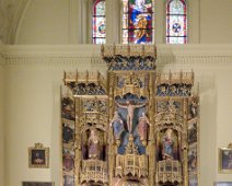 Chapelle de Sainte Barbara  La chapelle de St Barbara est la plus ancienne de la cathédrale et est la seule datant du bâtiment d'origine.  La statue de St Barbara faite en 1765 montre enchaînée dans la niche du centre, avec la tour dans laquelle elle a été enfermée.