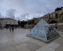 La calle Alcazabilla devant le théatre romain