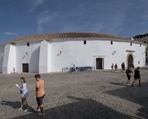La plaza de toros et les arènes  L'architecte en a été D Josê Martîn d'Aldehuela qui est aussi l'architecte du Pont Neuf