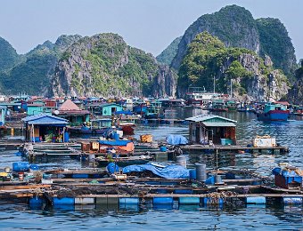 Village de pêcheur et fermes aquacoles