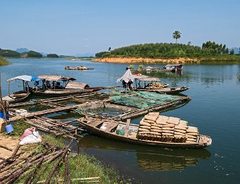 Petit port de pêche sur un lac de barrage hydroélectrique