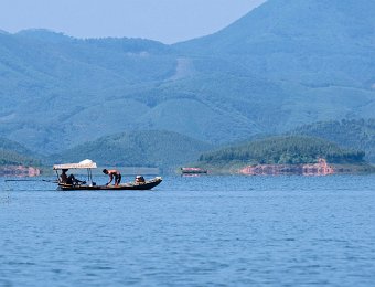 Pêcheurs sur une retenue de barrage