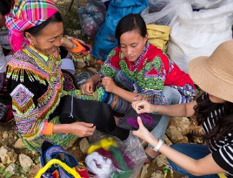 Touriste chinoise apprenant à broder
