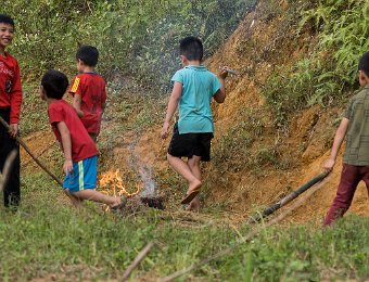  Enfants jouant avec le feu