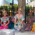 DSC 0937  Des danseuses traditionnelles Thai se produisant sur le parvis d&#39;un temple