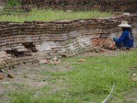 Une ouvrière réhabilitant un mur d'un temple de Ayutthaya