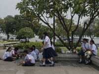 Scolaires dans un parc près de la Chao Phraya à Bangkok