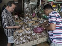 Des clients très attentifs à la qualité des calmars séchés