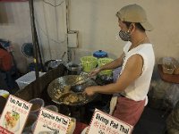 Un cuisinier préparant un pad thaï au marché nocturne de Chiang Mai