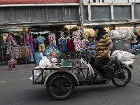 Un livreur dans le quartier chinois de Bangkok