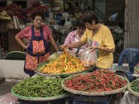 Une marchande de légumes très attentive